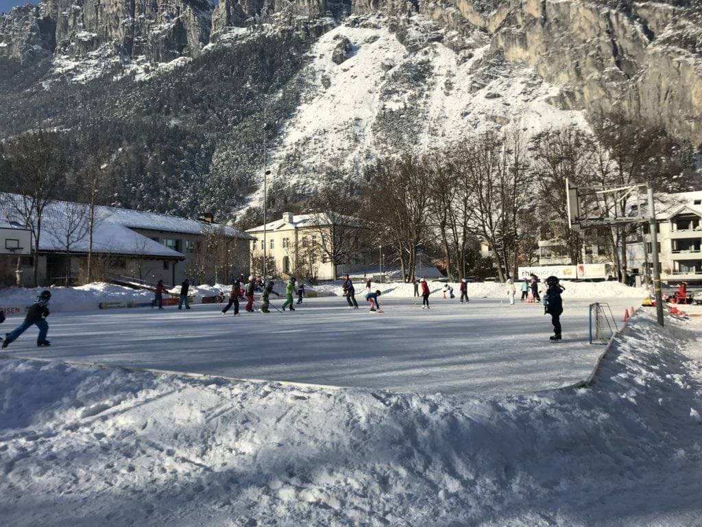 Über 500 Mann-Stunden für ein Eisfeld