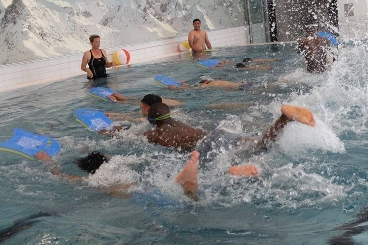 Flüchtlinge lernen schwimmen
