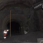 Arbeiter durch Bergematerial verletzt