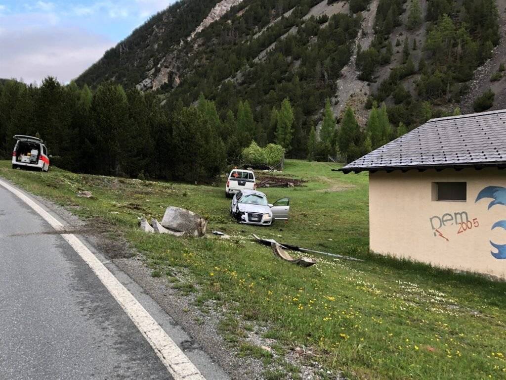 Auto neben die Strasse überschlagen