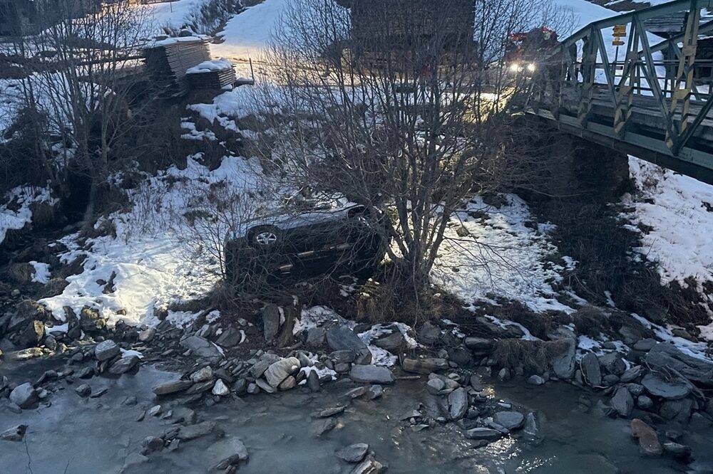 Personenwagen stürzt in Bachbett
