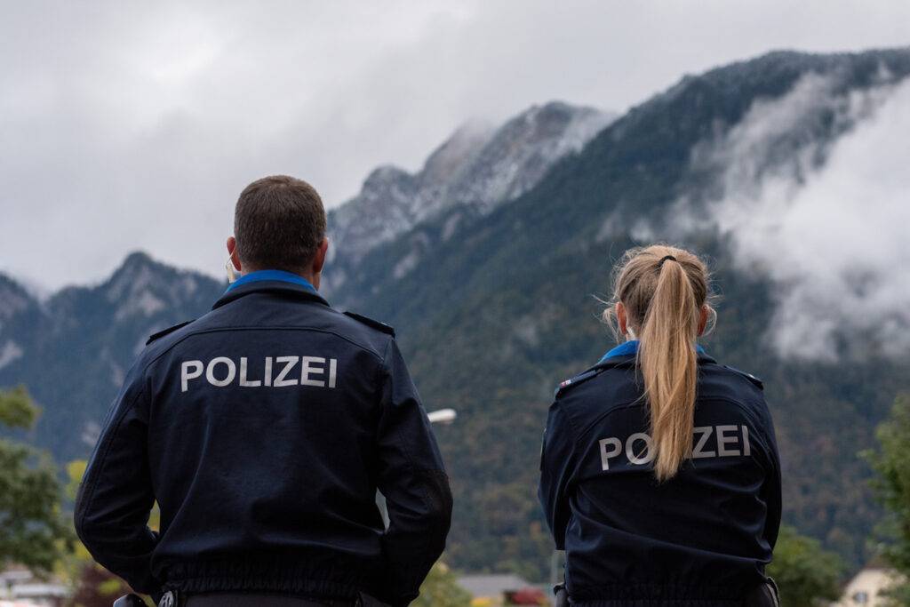 Unbekannter Mann bedroht Shop-Personal – Zeugen gesucht