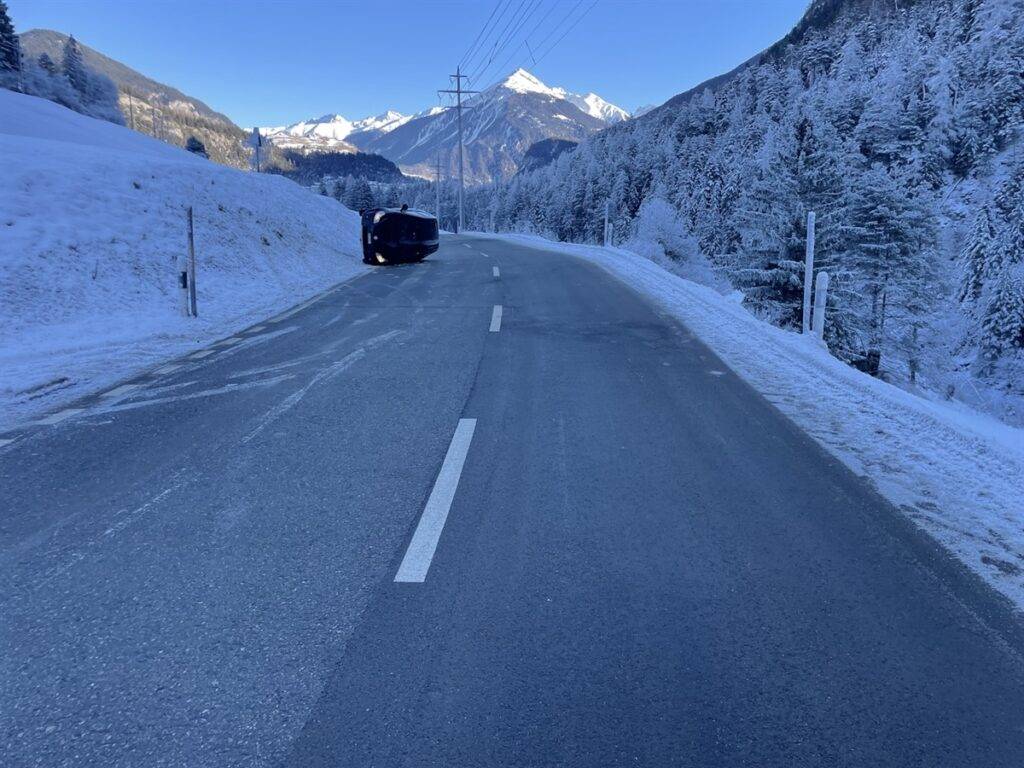 Auto schleudert und kippt auf die Seite