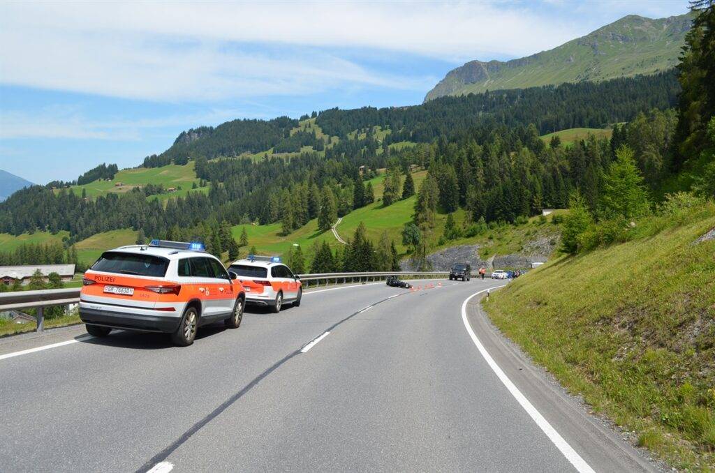 Auto kollidiert mit Motorrad
