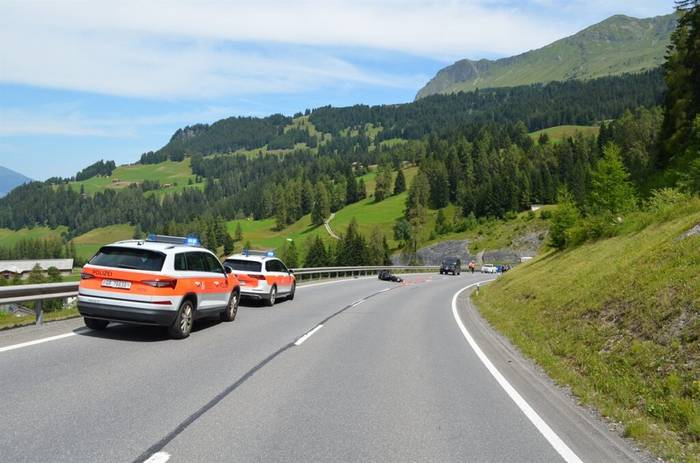 Auto kollidiert mit Motorrad