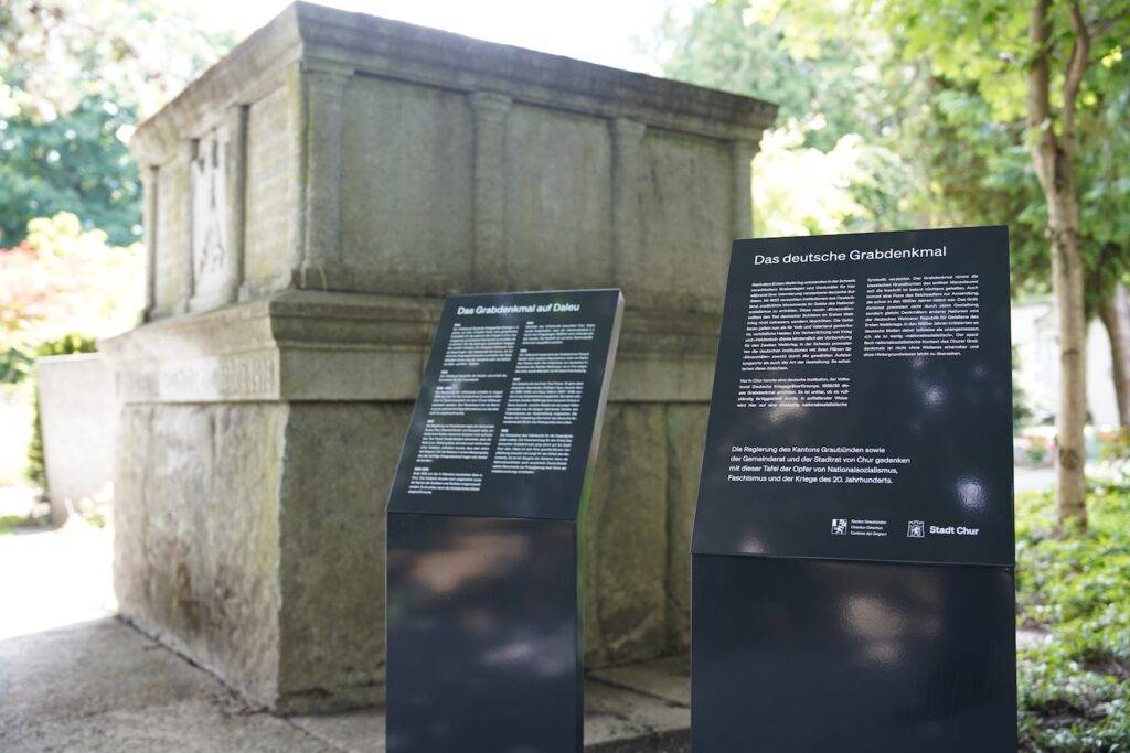 Infotafeln stellen das deutsche Grabdenkmal in historischen Kontext