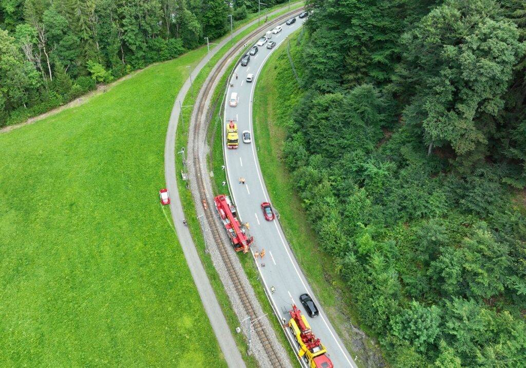 Kranfahrzeug kommt von Fahrbahn ab