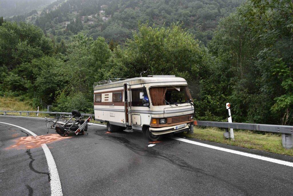 Wohnmobil kollidiert mit leichtem Motorfahrzeug