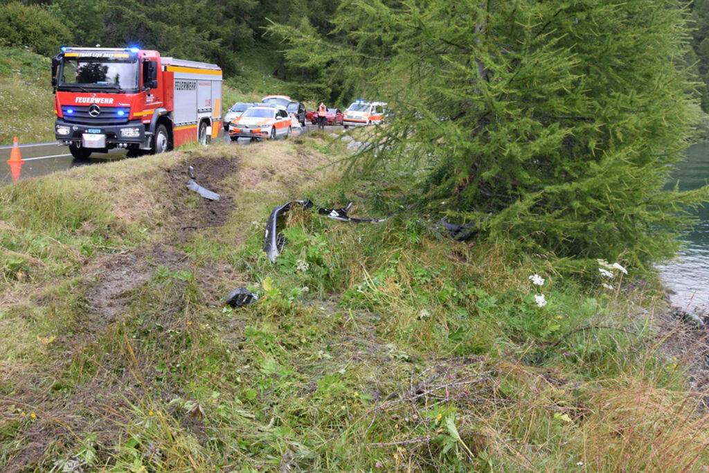 Auto landete nach Unfall im Silsersee