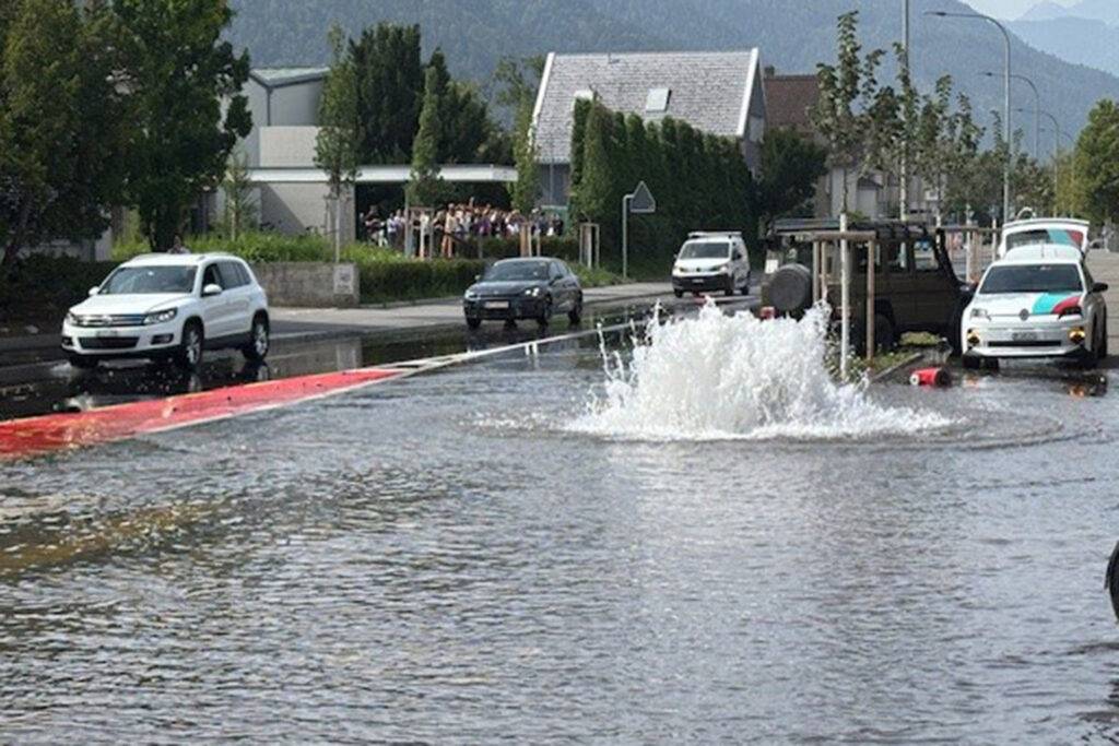 Auto kollidiert mit Hydrant – Land unter an der Ringstrasse