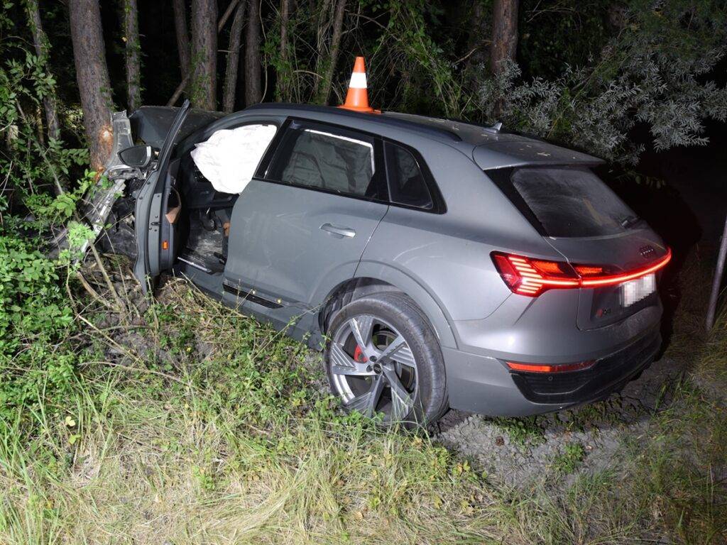 Automobilist verfehlt Kurve