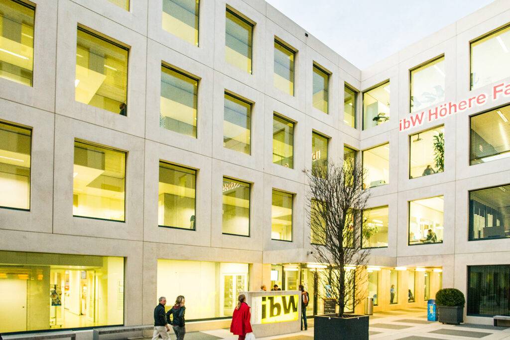 Höhere Fachschule oder Fachhochschule – welche Weiterbildung bringt mehr?