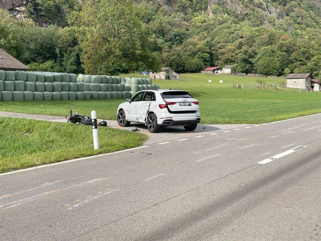 Motorradlenker kollidiert mit Auto