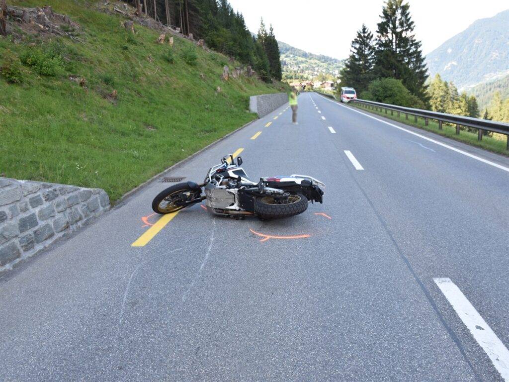 Streifkollision zwischen Motorrad und Auto