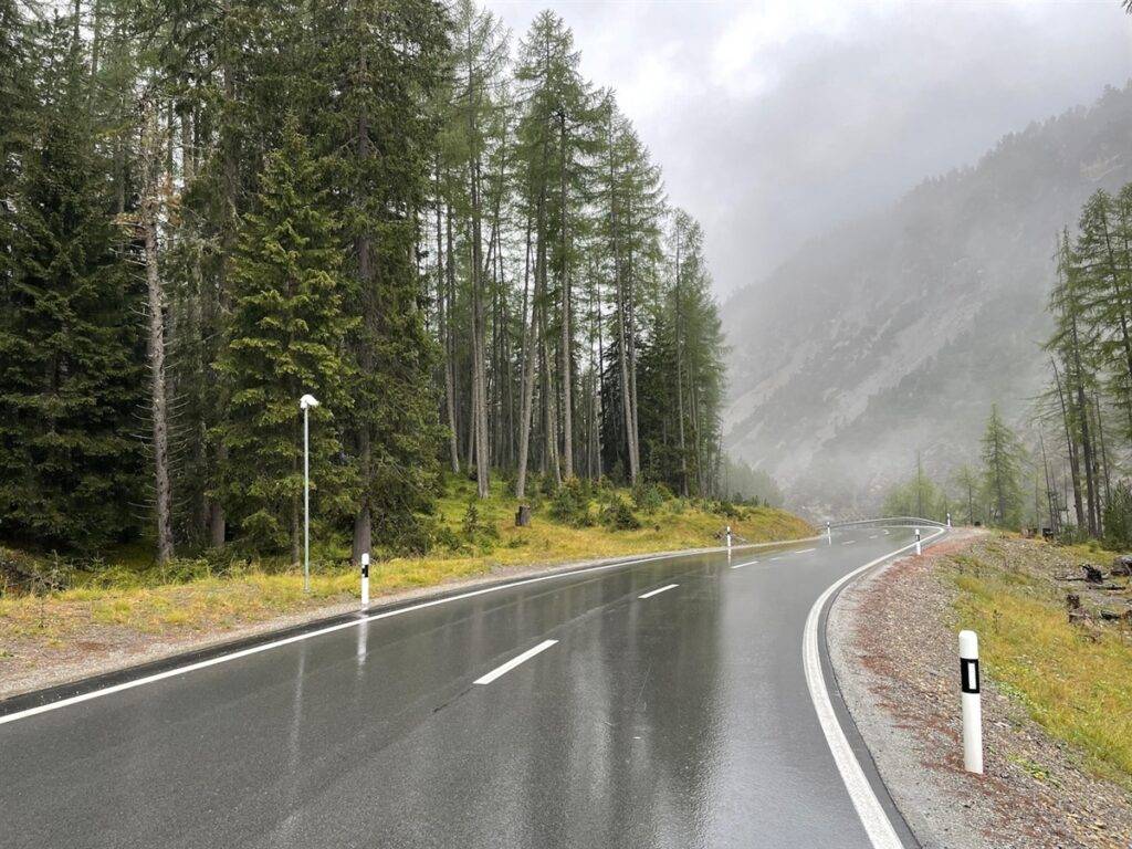 Töff-Fahrer stürzt auf regennasser Fahrbahn