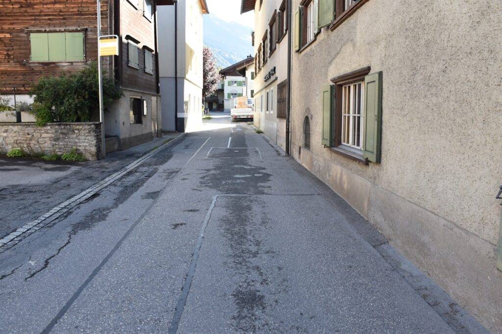 Lieferwagen kollidiert mit Hausmauer