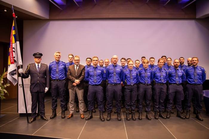 21 neue Polizistinnen und Polizisten vereidigt
