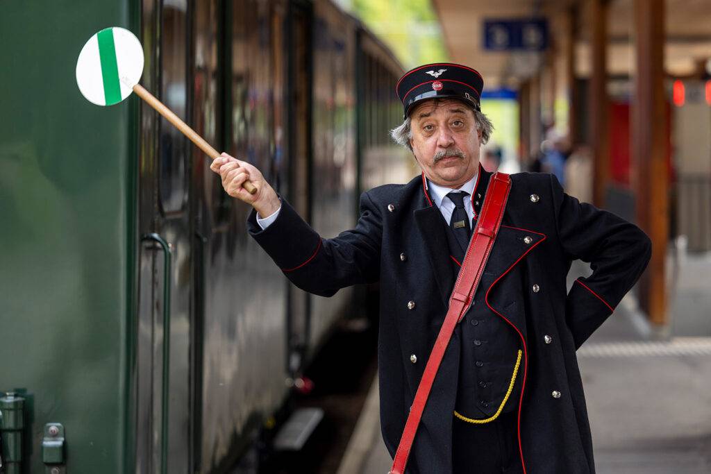 Reise ins Farbenland: unterwegs mit Clà Ferrovia und Linard Bardill