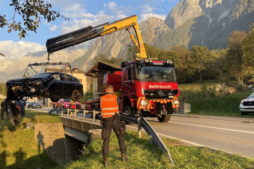 Eingeschlafen: Auto stürzt in Bachdurchlass