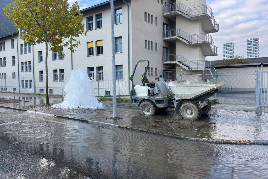 Motorkarren kollidiert mit Hydranten – Wasser tritt aus