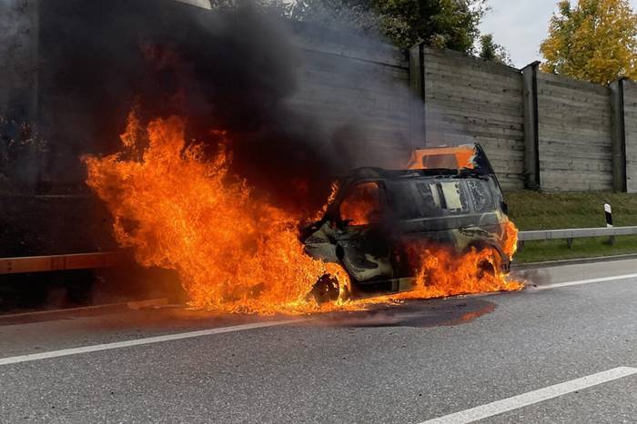 Lieferwagen brannte auf der A13 in Domat/Ems