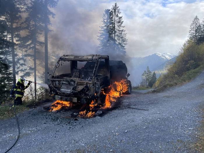 Motorkarren gerät während der Fahrt in Brand