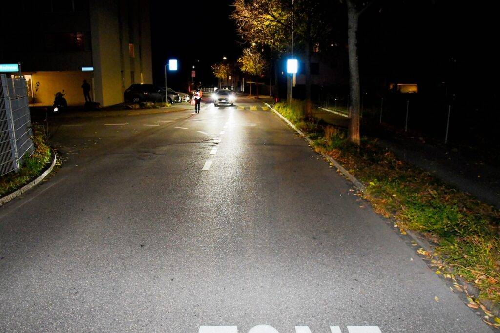 Töff kollidiert mit E-Scooter