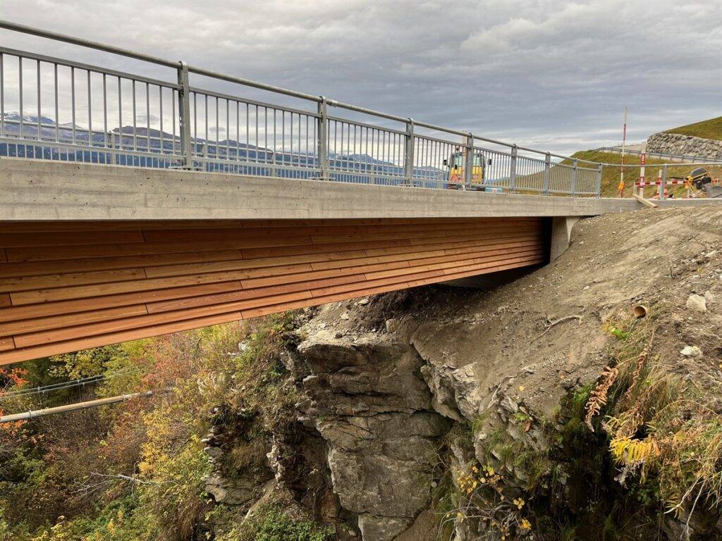 Die grösste Holzbrücke steht in Obersaxen