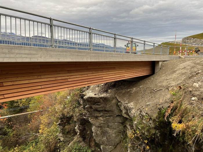 Die grösste Holzbrücke steht in Obersaxen