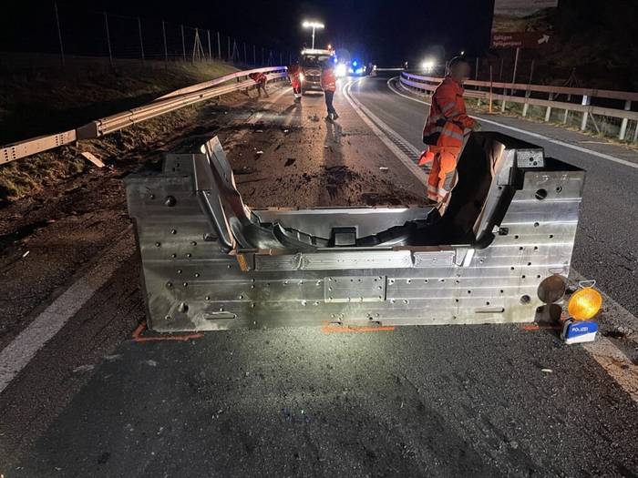Sattelschlepper verliert tonnenschwere Ladung