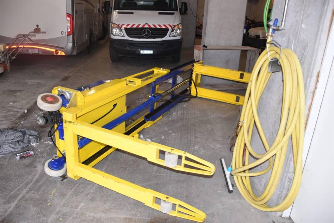 Jugendlicher mit Hochhubwagen verunfallt