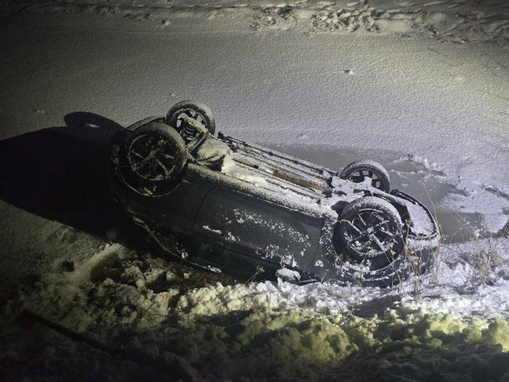 Mit Sommerreifen auf winterlicher Strasse verunfallt