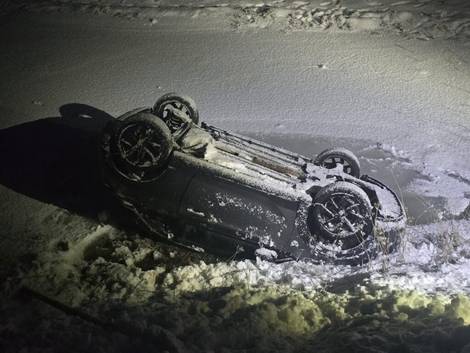 Mit Sommerreifen auf winterlicher Strasse verunfallt