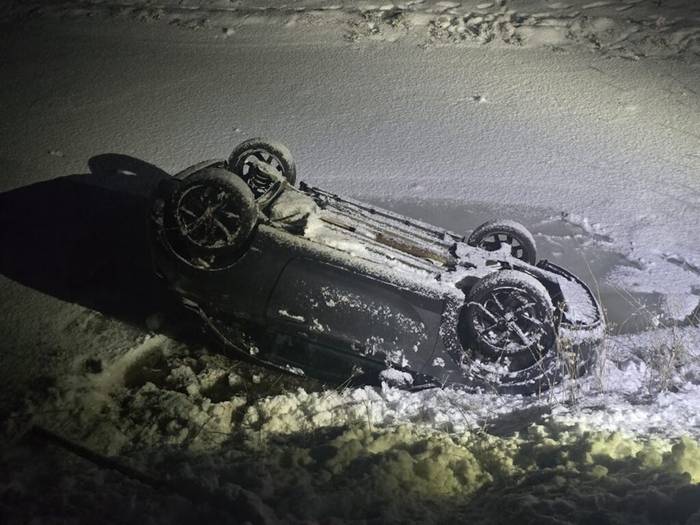 Mit Sommerreifen auf winterlicher Strasse verunfallt