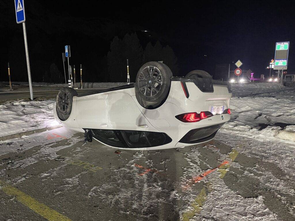 Fahrzeuginsassen entfernen sich nach Selbstunfall