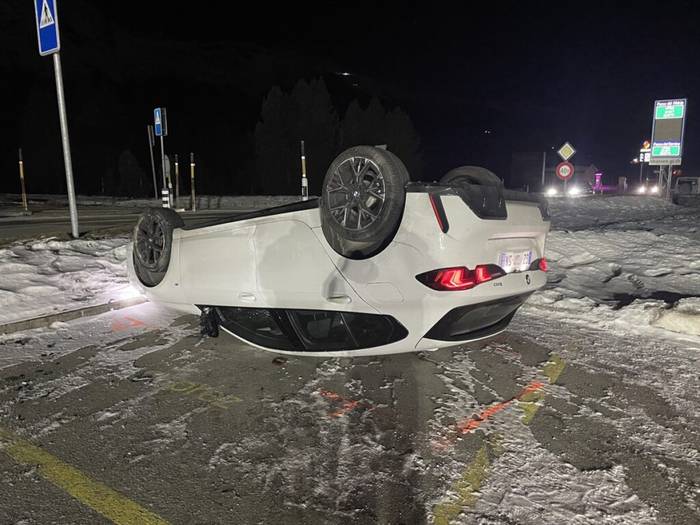 Fahrzeuginsassen entfernen sich nach Selbstunfall