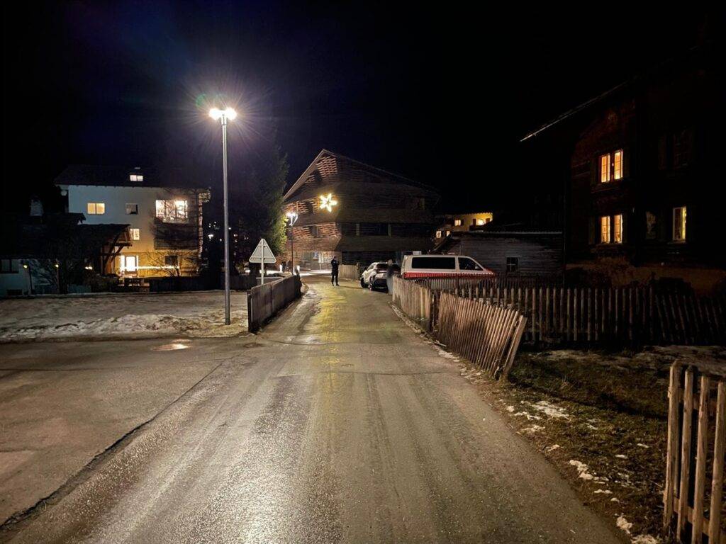 Alkoholisierter Automobilist kollidiert mit Zaun