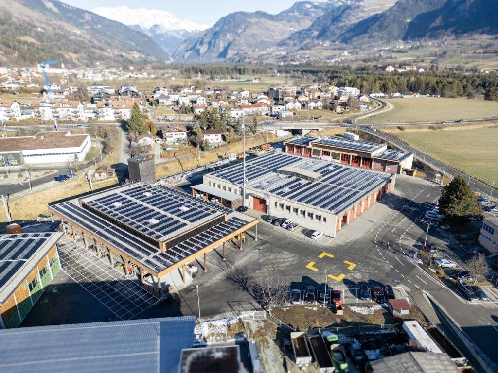 Sonnenkraft für sichere Strassen