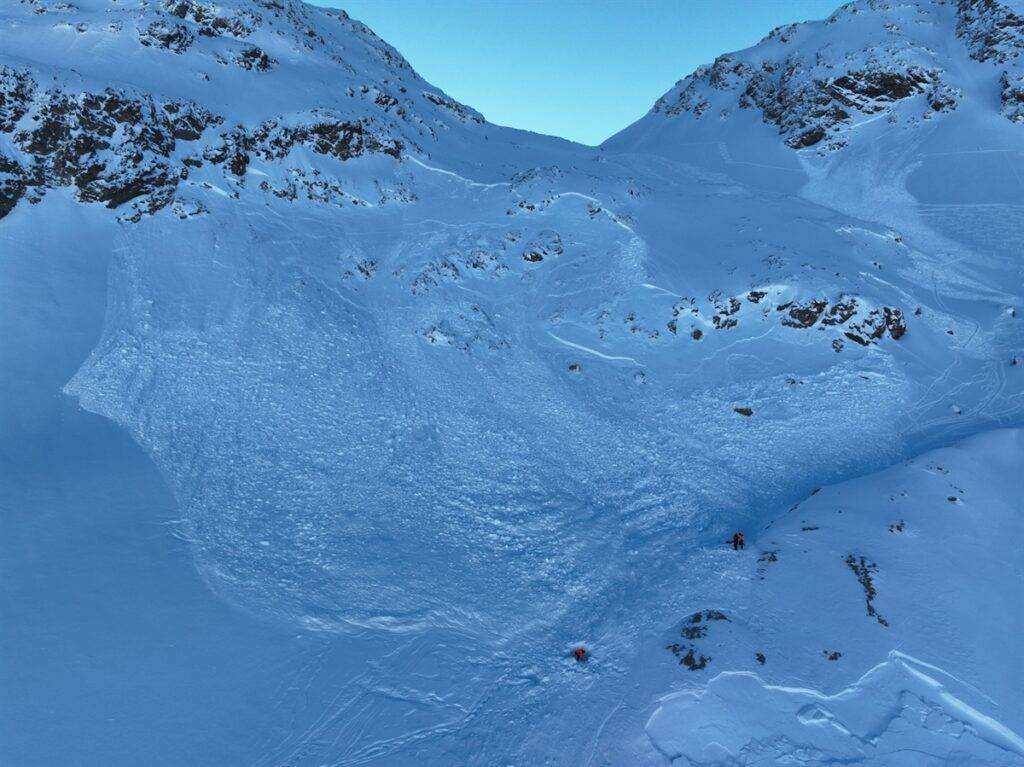 Teil einer Tourengruppe von Lawine erfasst