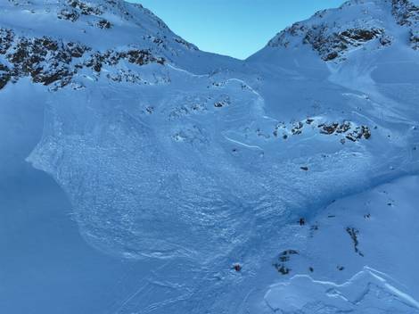 Teil einer Tourengruppe von Lawine erfasst