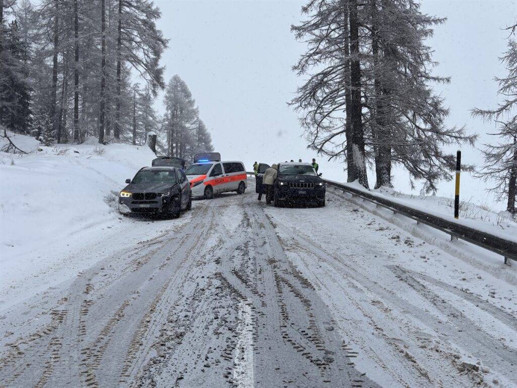 Kollision zwischen zwei Personenwagen