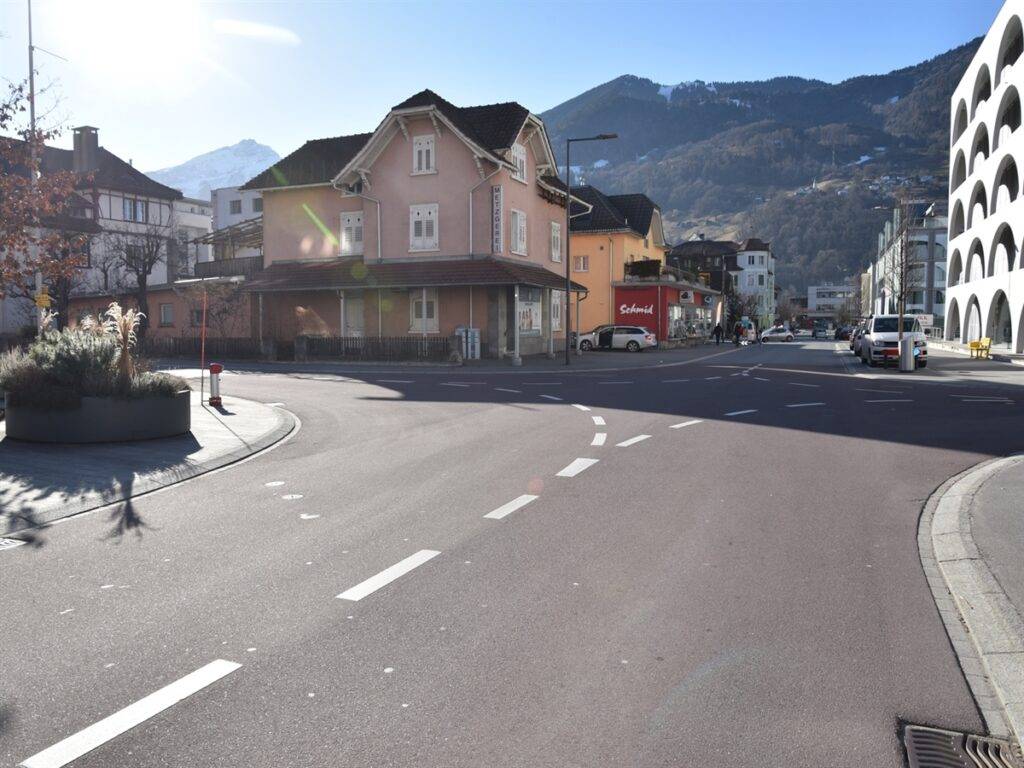 Auto kollidiert mit Fussgängerin