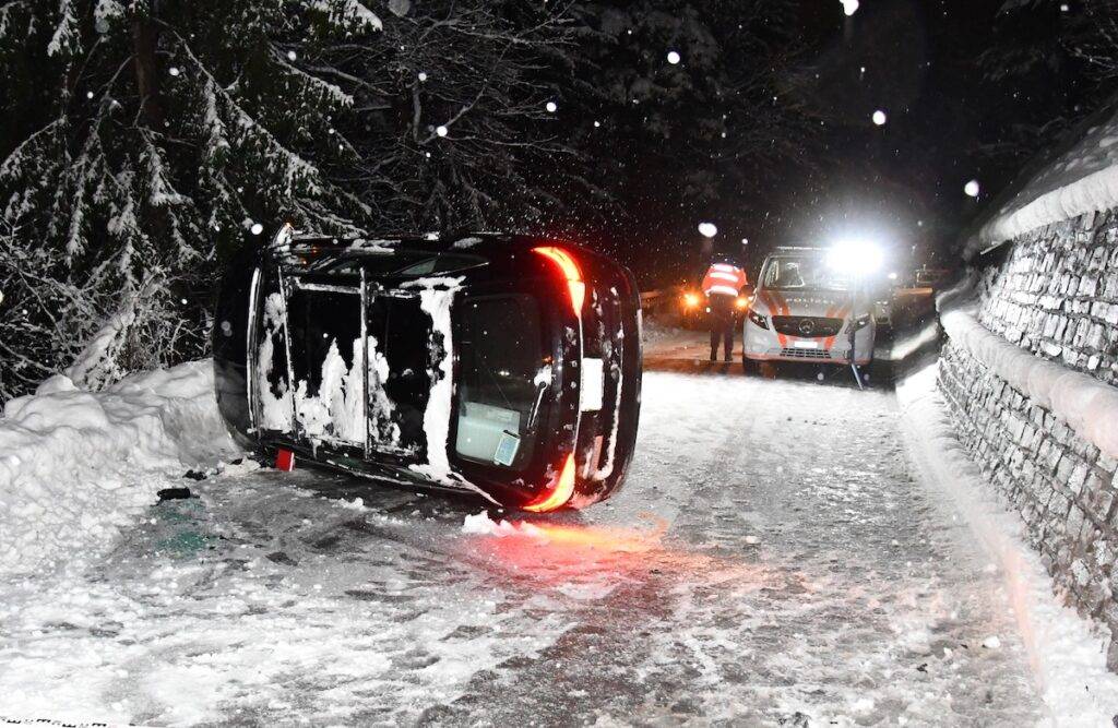 Auto kippt bei Selbstunfall auf die Seite