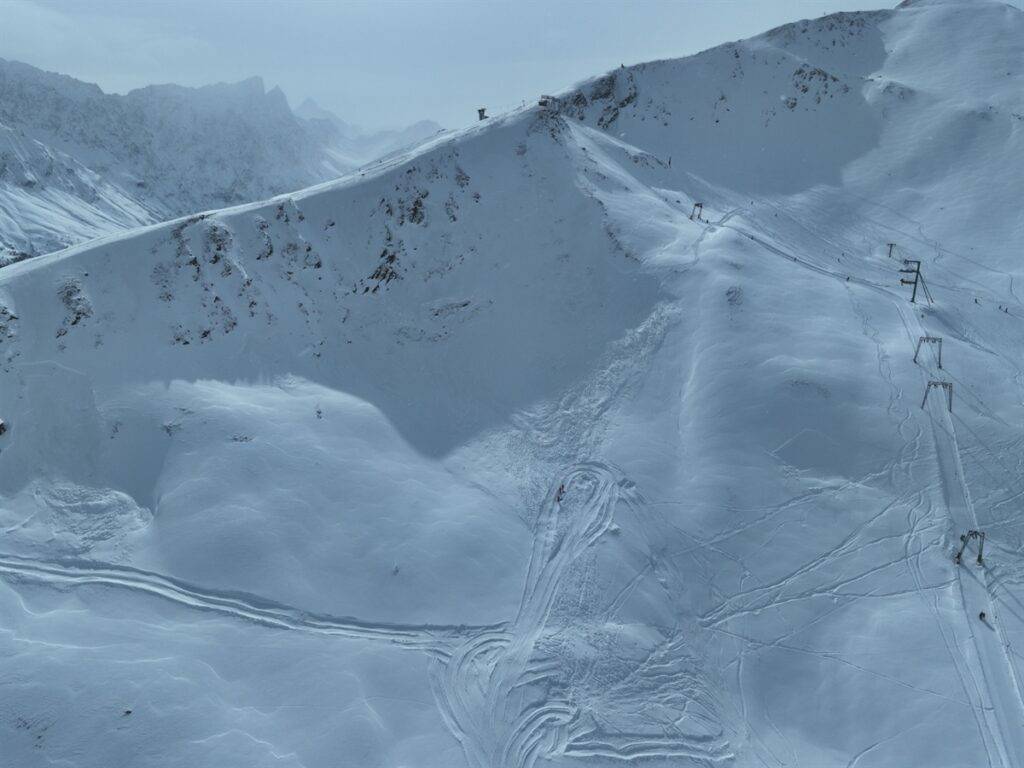 Zwei Schneesportler von Lawine verschüttet – eine Person verstorben