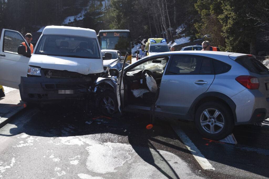 Heftige Kollision bei Churwalden fordert drei Verletzte
