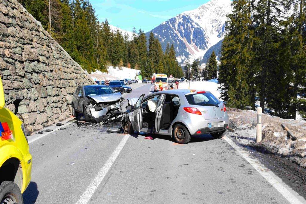 Frontalkollision fordert zwei verletzte Personen