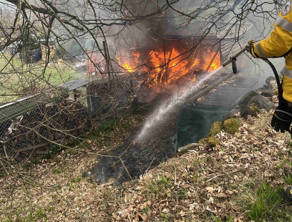 Blechunterstand und Traktor durch Brand zerstört